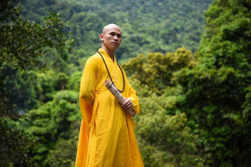 法衣を着用する僧侶